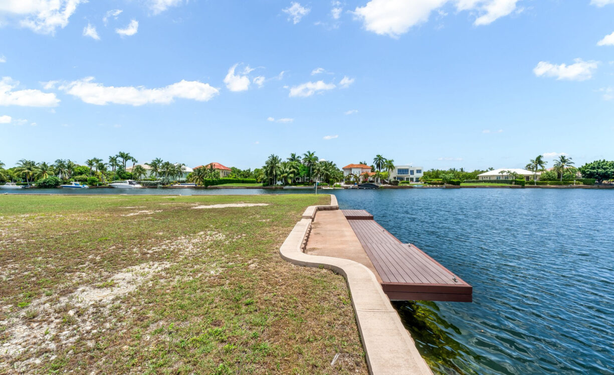LARGE HARBOUR REACH LOT