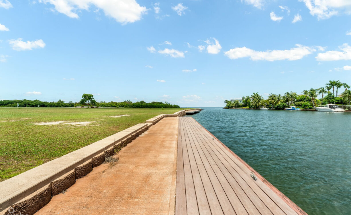 LARGE HARBOUR REACH LOT