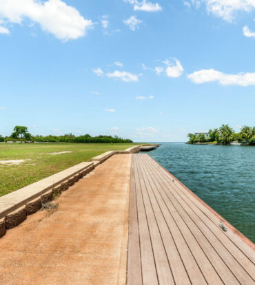 LARGE HARBOUR REACH LOT