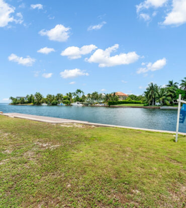 LARGE HARBOUR REACH LOT