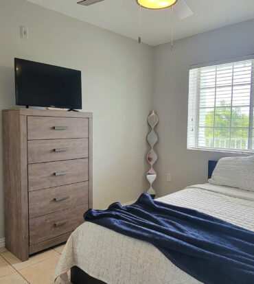 LAKESIDE--1BED/1BATH--MINUTES TO CAMANA BAY/SEVEN MILE BEACH