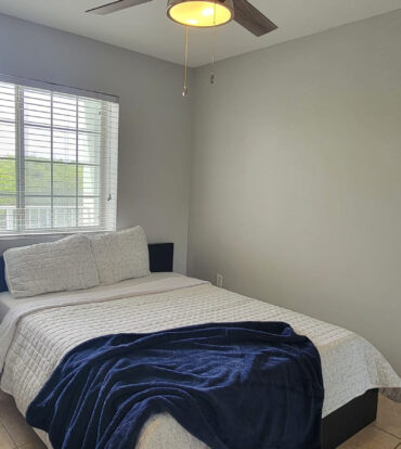 LAKESIDE--1BED/1BATH--MINUTES TO CAMANA BAY/SEVEN MILE BEACH