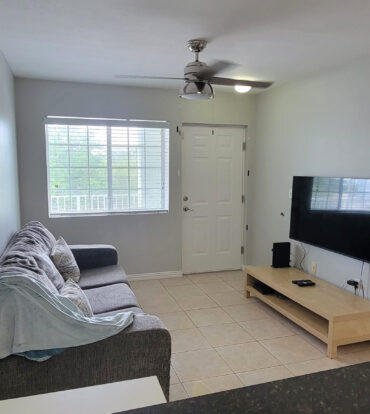 LAKESIDE--1BED/1BATH--MINUTES TO CAMANA BAY/SEVEN MILE BEACH