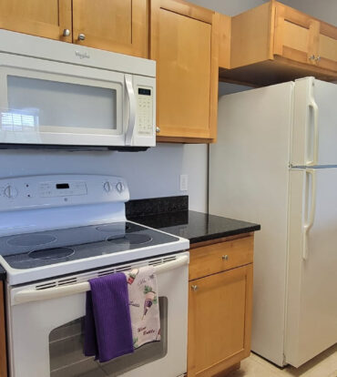 LAKESIDE--1BED/1BATH--MINUTES TO CAMANA BAY/SEVEN MILE BEACH