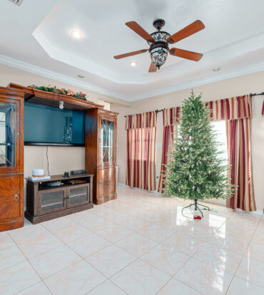 4 BED + OFFICE / 3.5 BATH SINGLE FAMILY HOME
