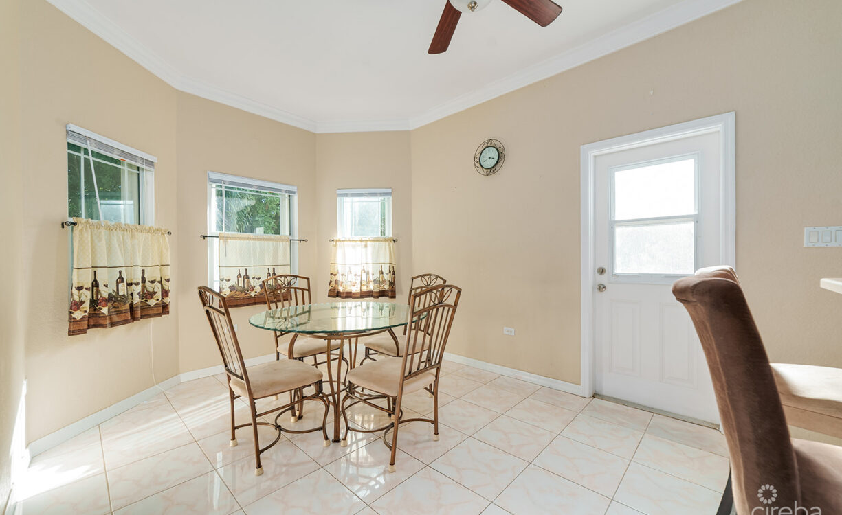 4 BED + OFFICE / 3.5 BATH SINGLE FAMILY HOME