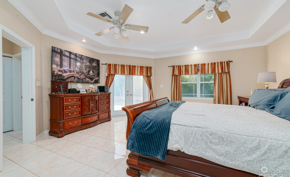 4 BED + OFFICE / 3.5 BATH SINGLE FAMILY HOME