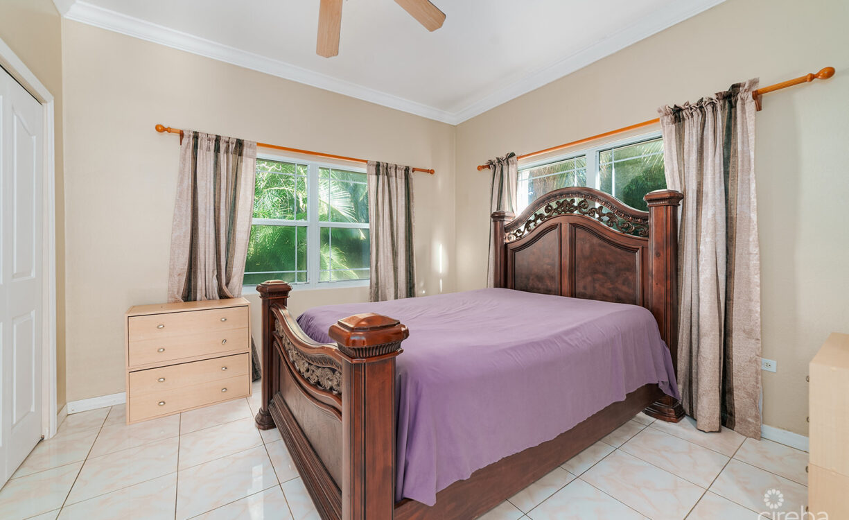 4 BED + OFFICE / 3.5 BATH SINGLE FAMILY HOME