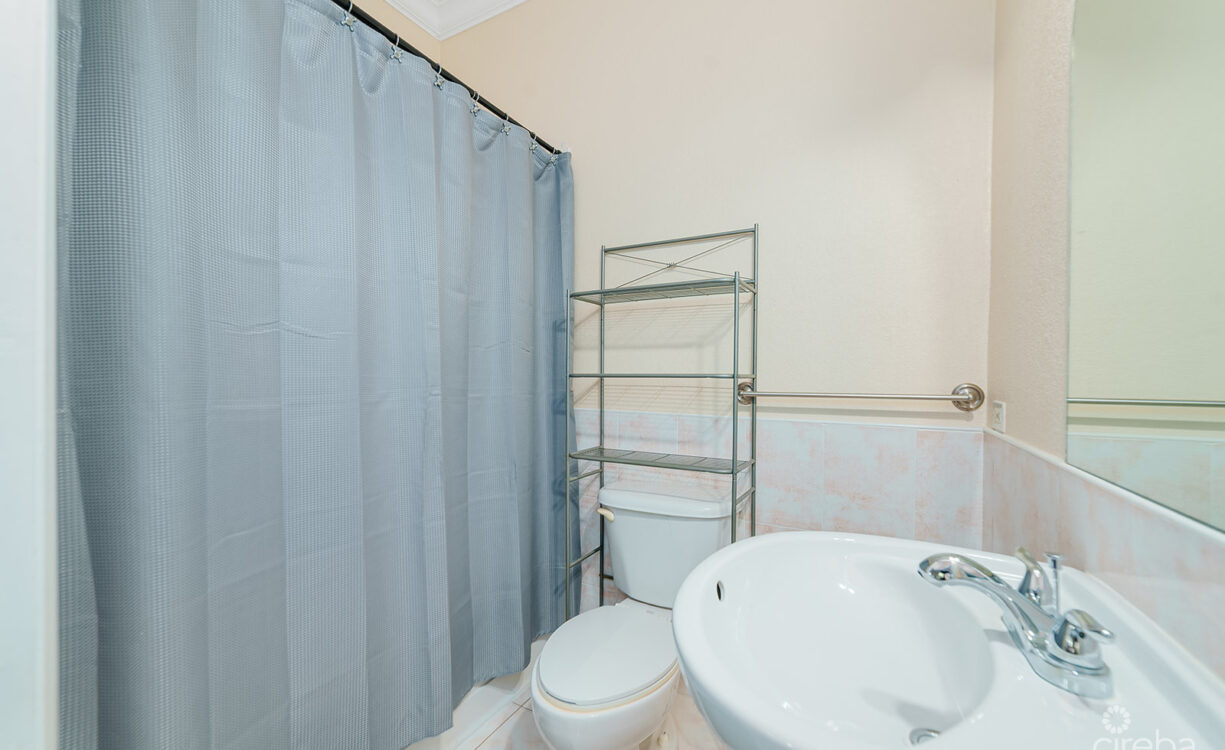 4 BED + OFFICE / 3.5 BATH SINGLE FAMILY HOME