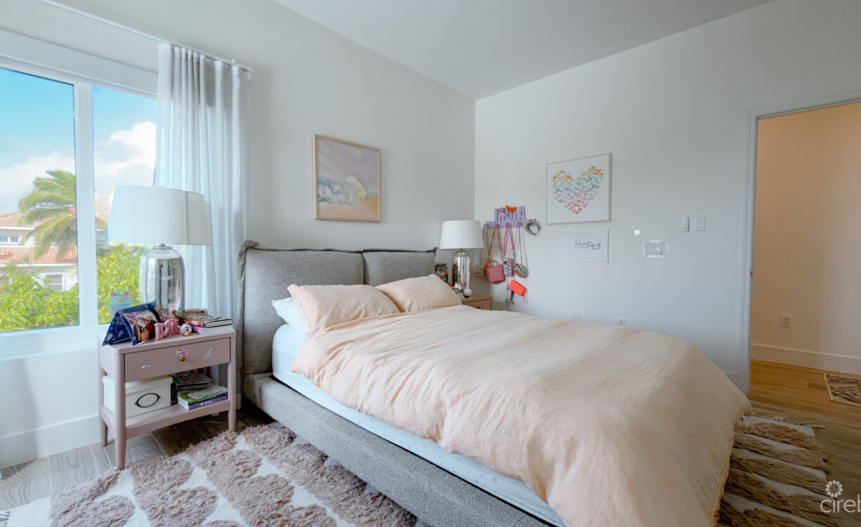 THE SHORES - EXECUTIVE HOME