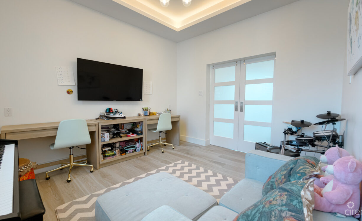 THE SHORES - EXECUTIVE HOME