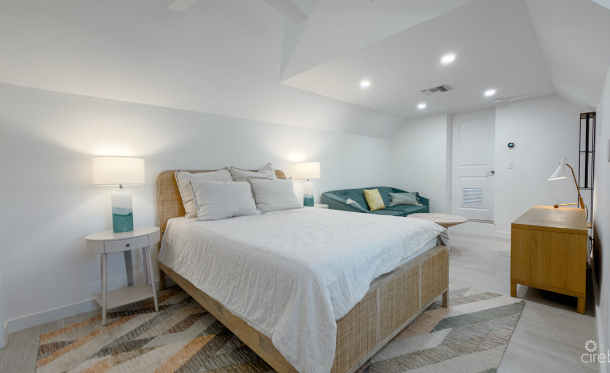 THE SHORES - EXECUTIVE HOME