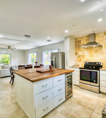 GLEN EDEN RENOVATED 2 BED END UNIT WITH ENCLOSED YARD