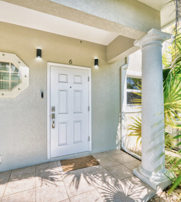 GLEN EDEN RENOVATED 2 BED END UNIT WITH ENCLOSED YARD