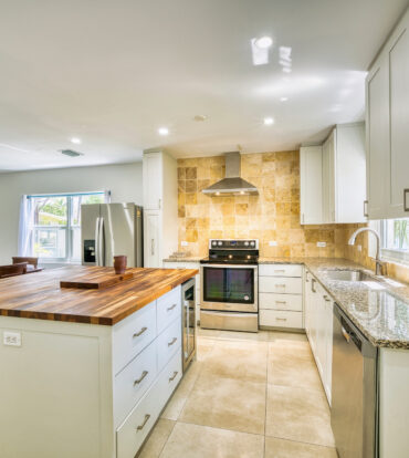 GLEN EDEN RENOVATED 2 BED END UNIT WITH ENCLOSED YARD