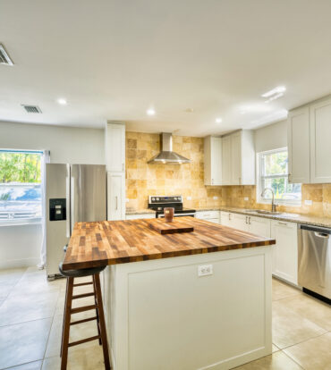 GLEN EDEN RENOVATED 2 BED END UNIT WITH ENCLOSED YARD