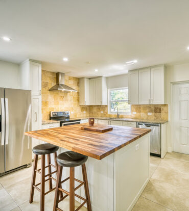 GLEN EDEN RENOVATED 2 BED END UNIT WITH ENCLOSED YARD