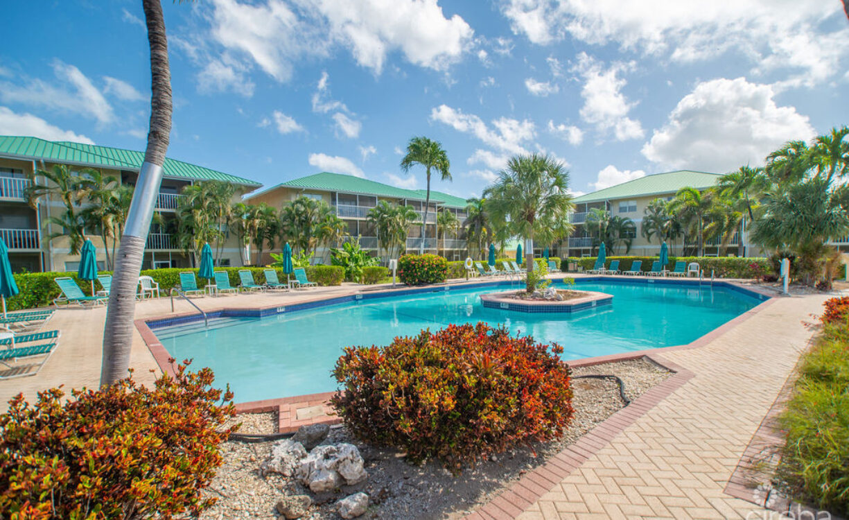 PLANTATION VILLAGE SEVEN MILE BEACH