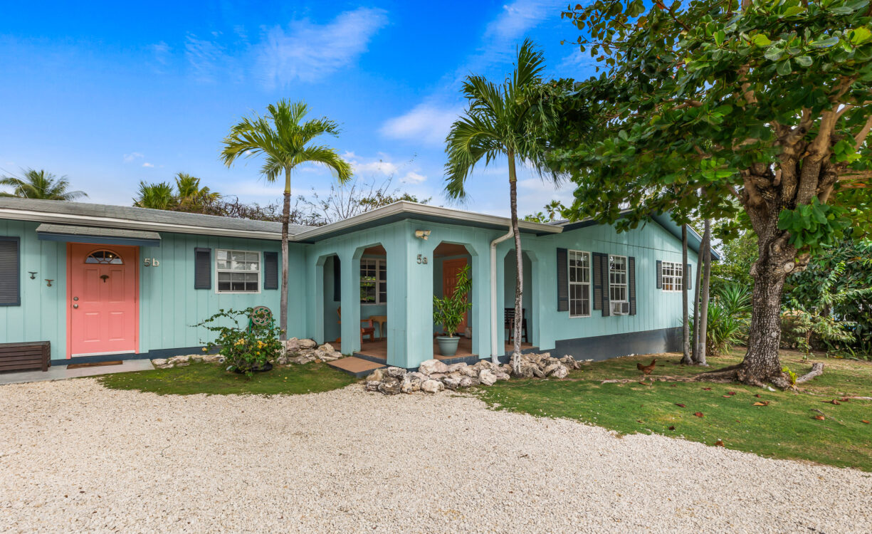 STARLET CRESCENT HOUSE & COTTAGE