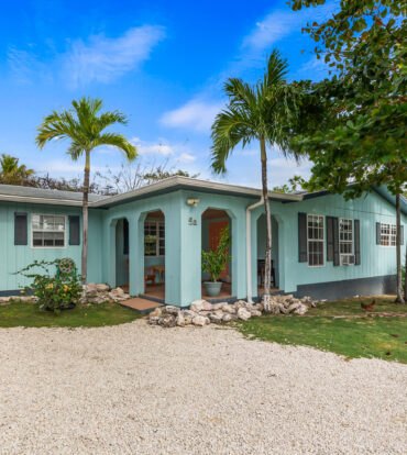 STARLET CRESCENT HOUSE & COTTAGE