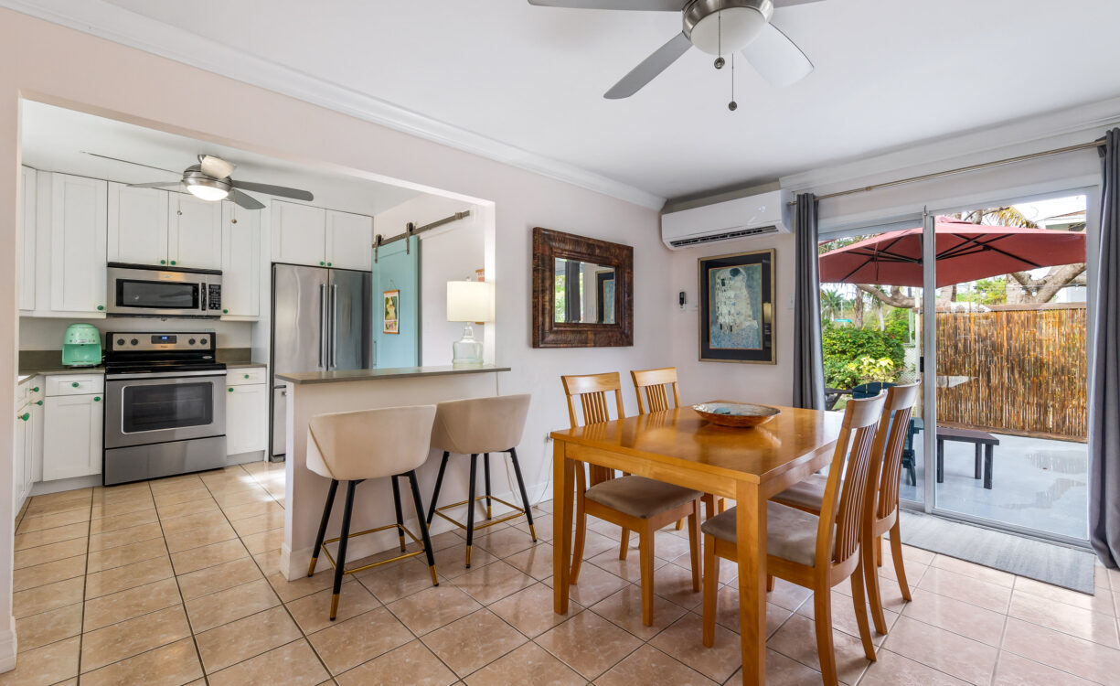 STARLET CRESCENT HOUSE & COTTAGE