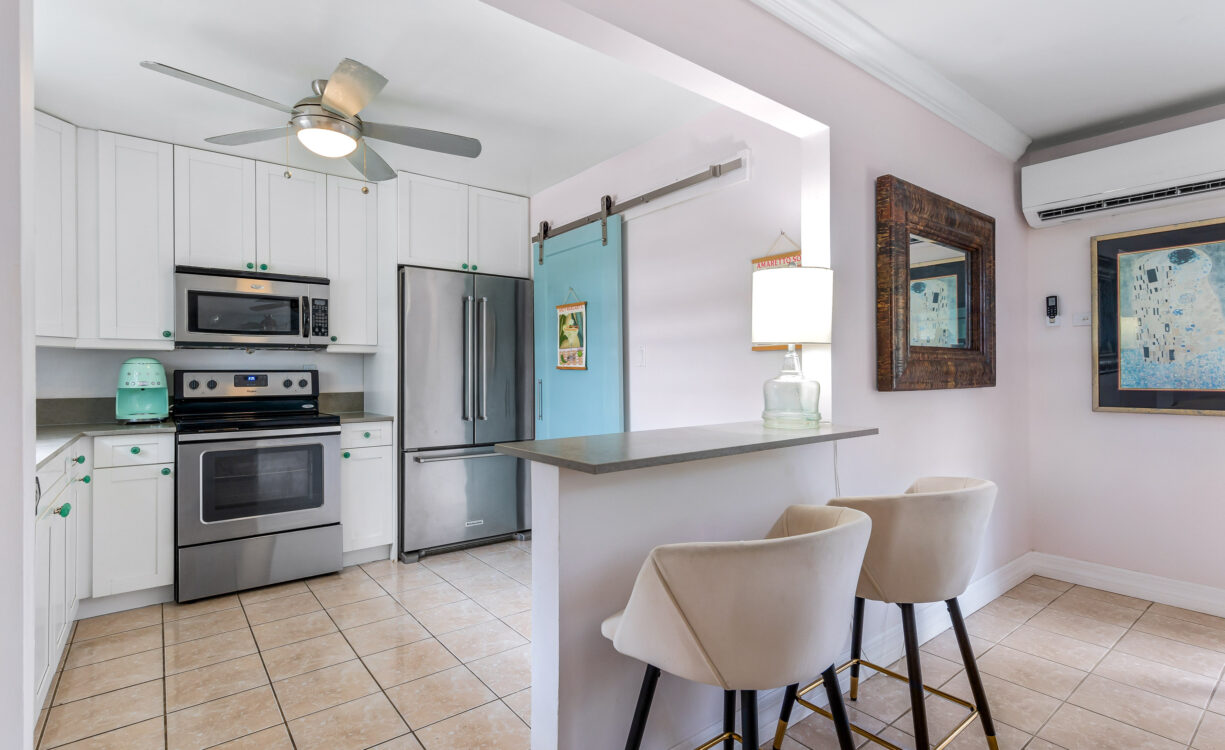 STARLET CRESCENT HOUSE & COTTAGE