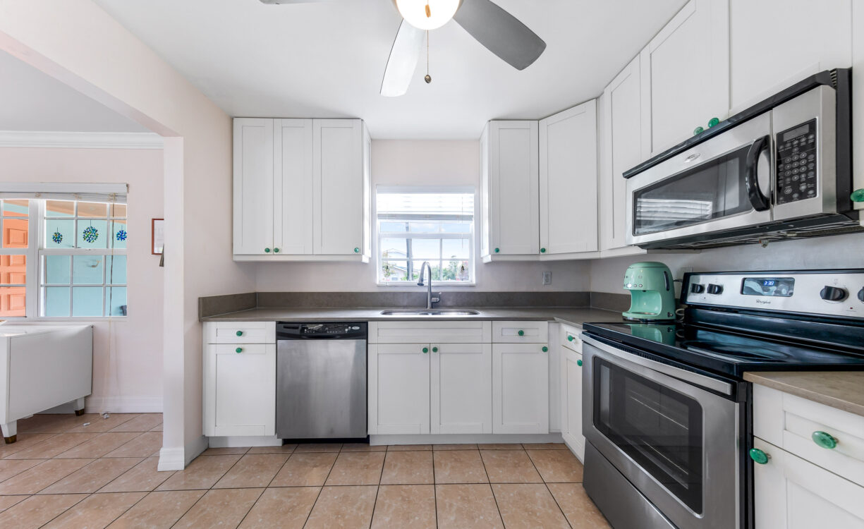 STARLET CRESCENT HOUSE & COTTAGE