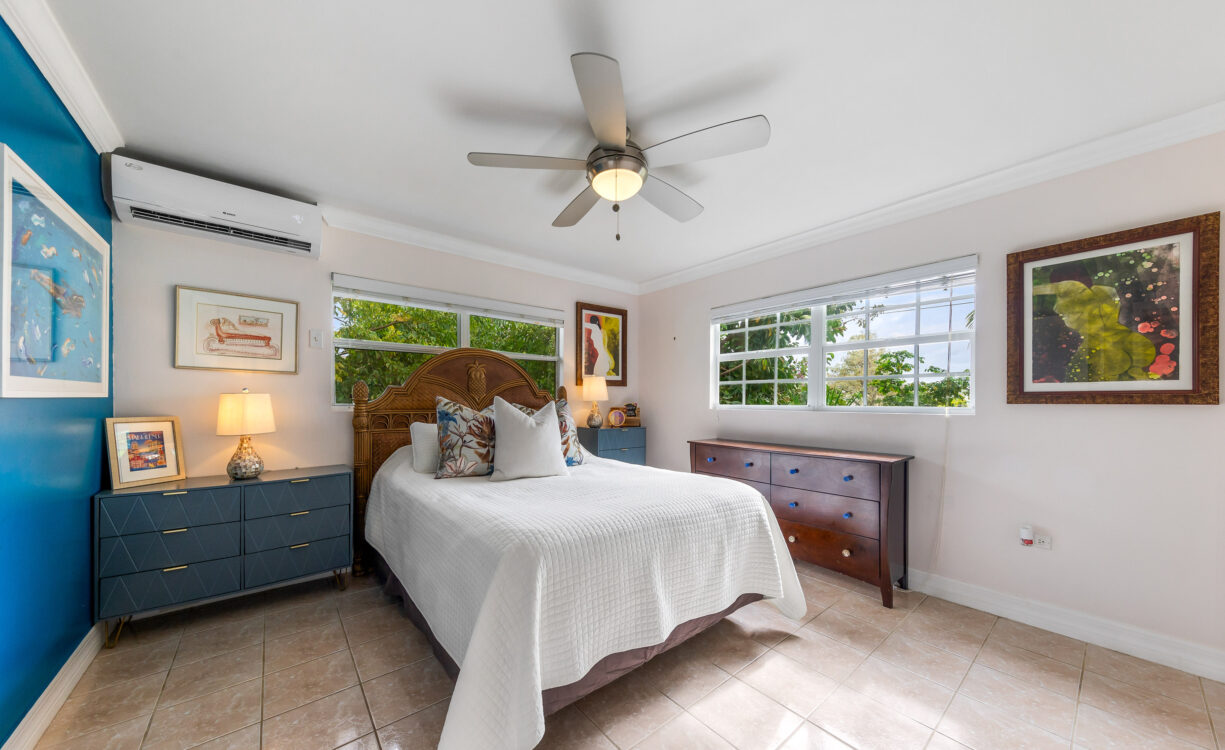 STARLET CRESCENT HOUSE & COTTAGE