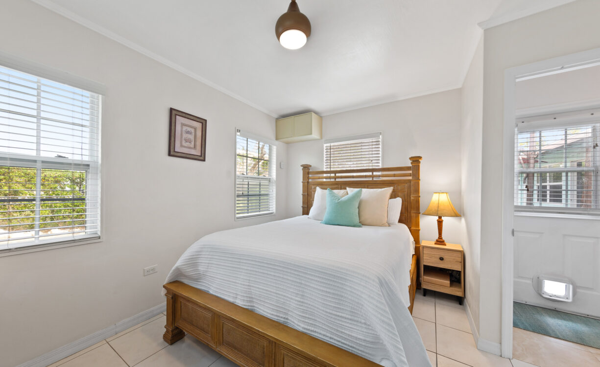 STARLET CRESCENT HOUSE & COTTAGE