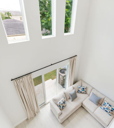 SPACIOUS & MODERN 3 BR TOWNHOME - EXCELLENT LOCATION!