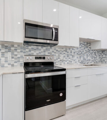 SPACIOUS & MODERN 3 BR TOWNHOME - EXCELLENT LOCATION!
