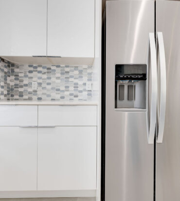 SPACIOUS & MODERN 3 BR TOWNHOME - EXCELLENT LOCATION!
