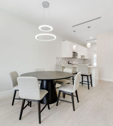 SPACIOUS & MODERN 3 BR TOWNHOME - EXCELLENT LOCATION!