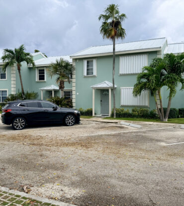 TROPICAL HAVEN - REMODELLED 3 BEDROOM CONDO!