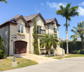 CAMELOT DRIVE HOME, SEVEN MILE BEACH