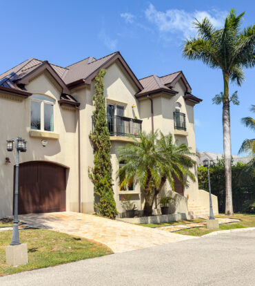 CAMELOT DRIVE HOME, SEVEN MILE BEACH