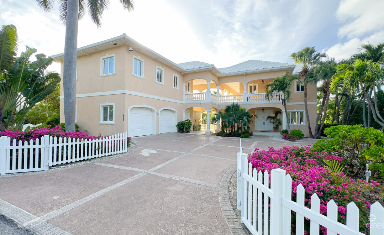 YACHT CLUB CANAL FRONT HOME