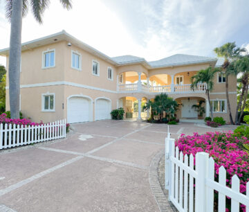 YACHT CLUB CANAL FRONT HOME