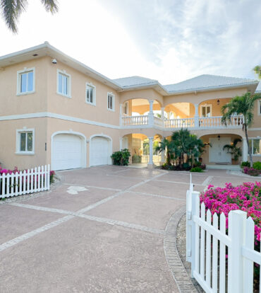 YACHT CLUB CANAL FRONT HOME