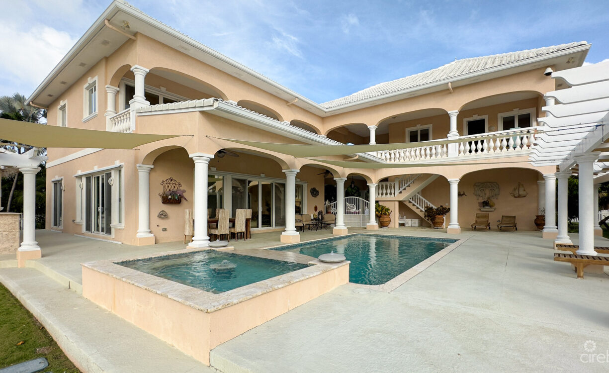 YACHT CLUB CANAL FRONT HOME