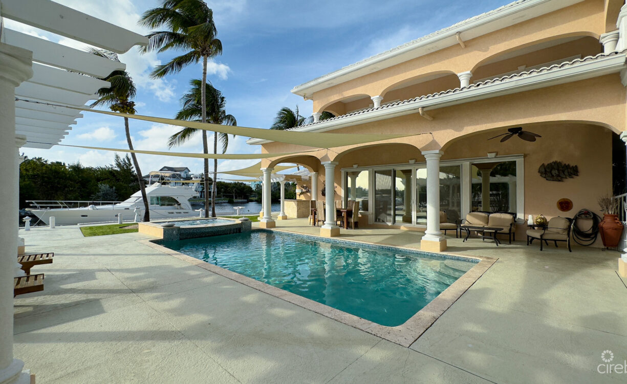 YACHT CLUB CANAL FRONT HOME