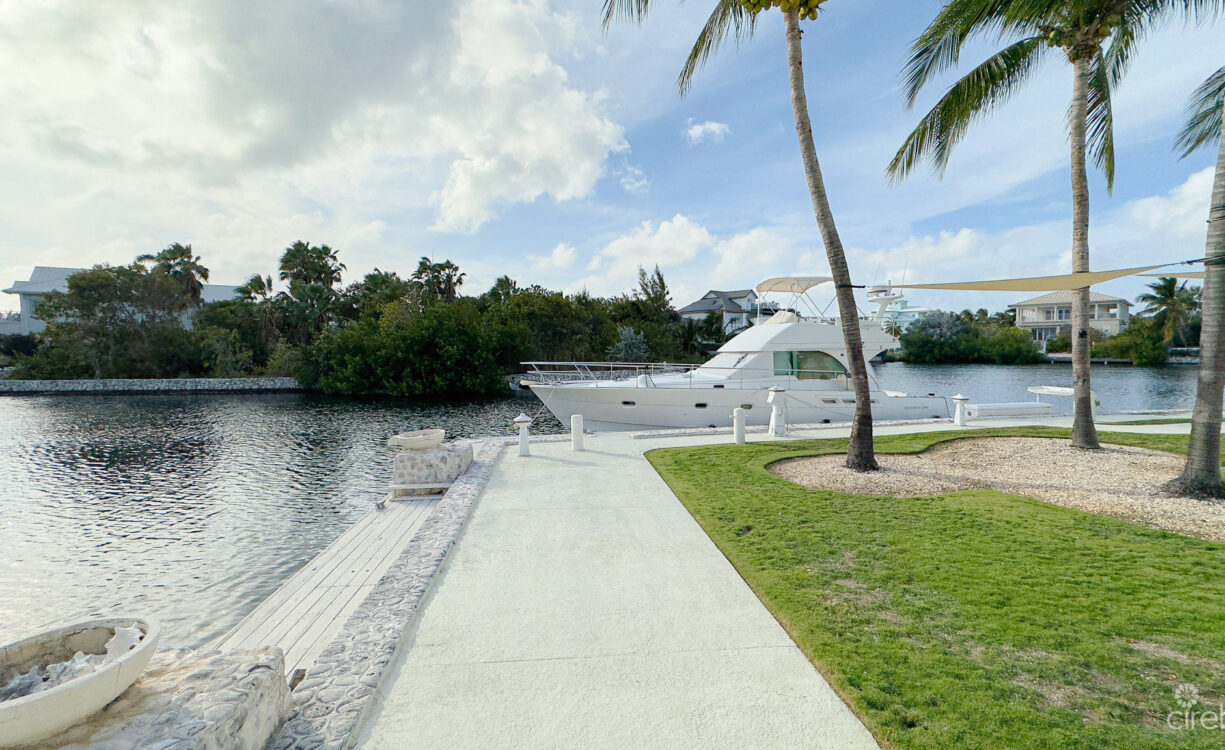 YACHT CLUB CANAL FRONT HOME