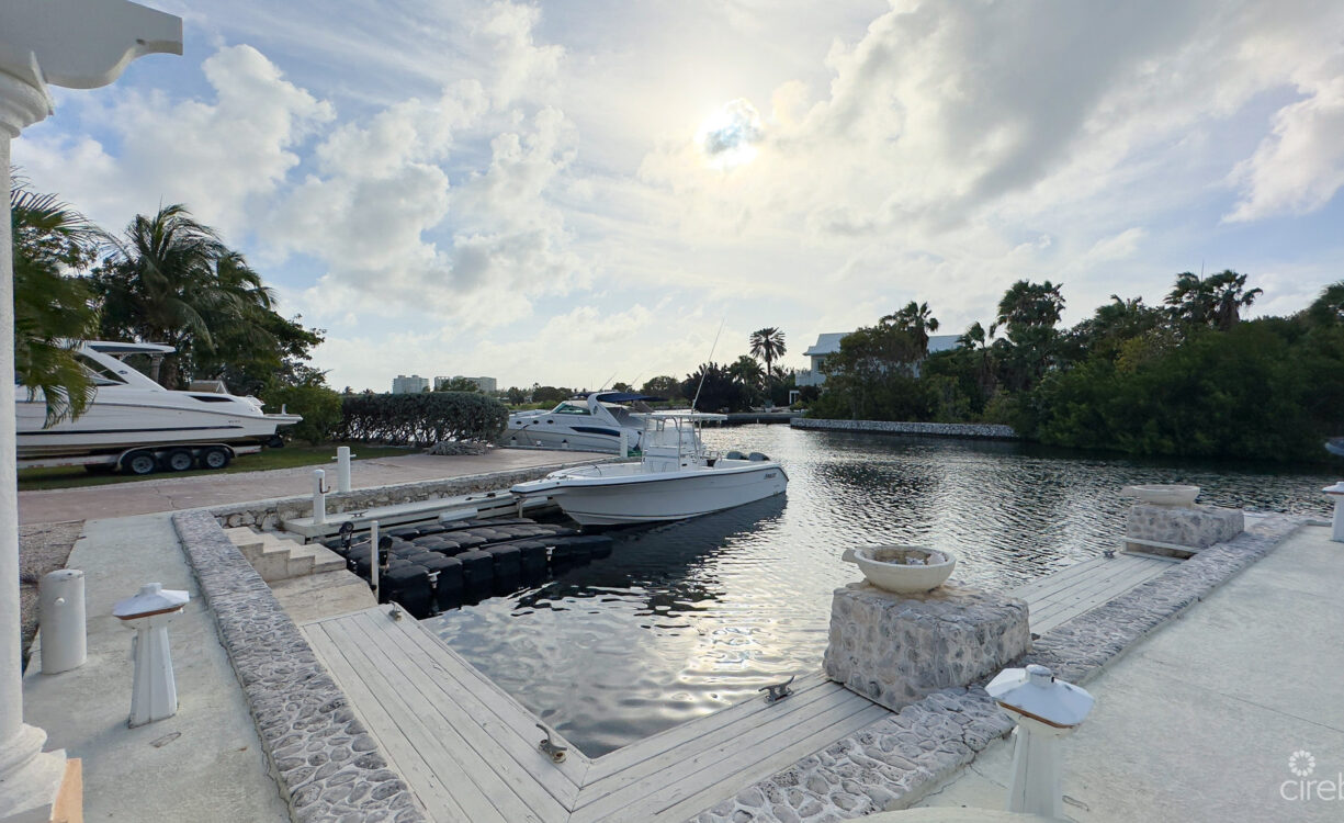 YACHT CLUB CANAL FRONT HOME