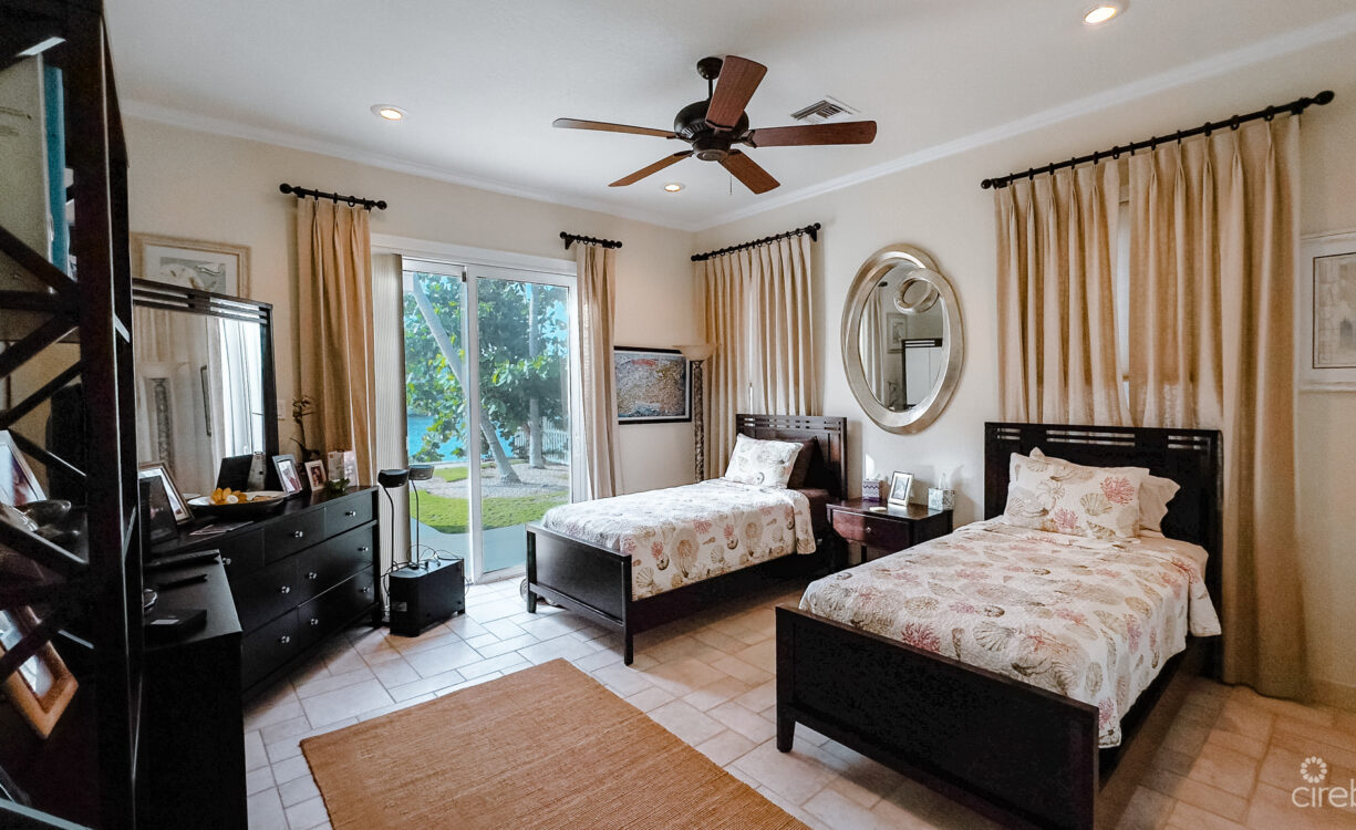 YACHT CLUB CANAL FRONT HOME
