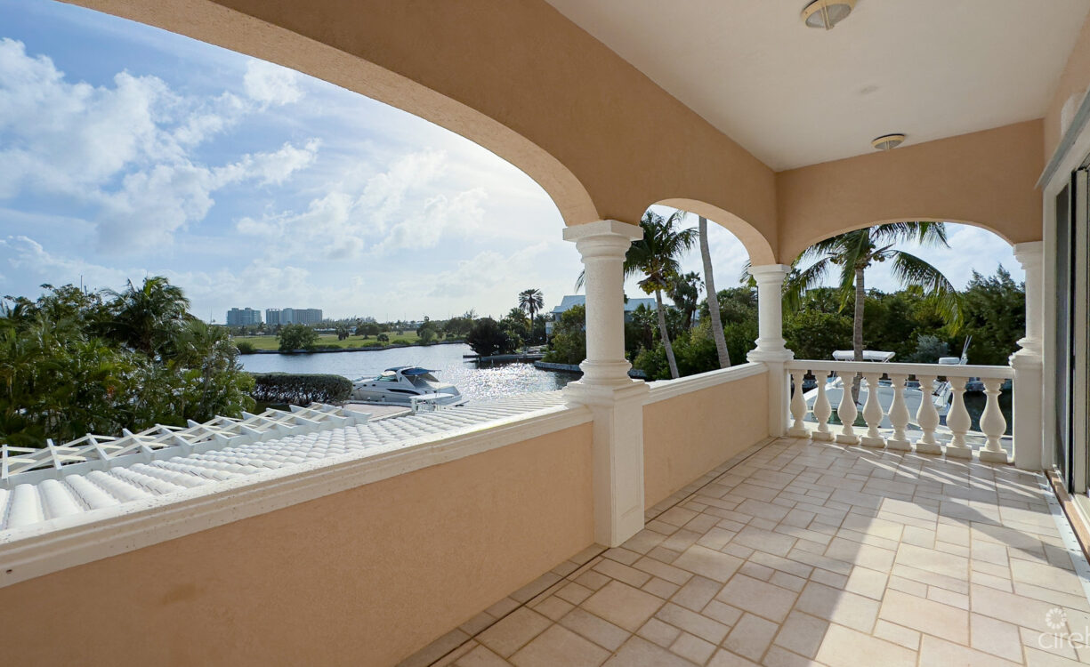 YACHT CLUB CANAL FRONT HOME