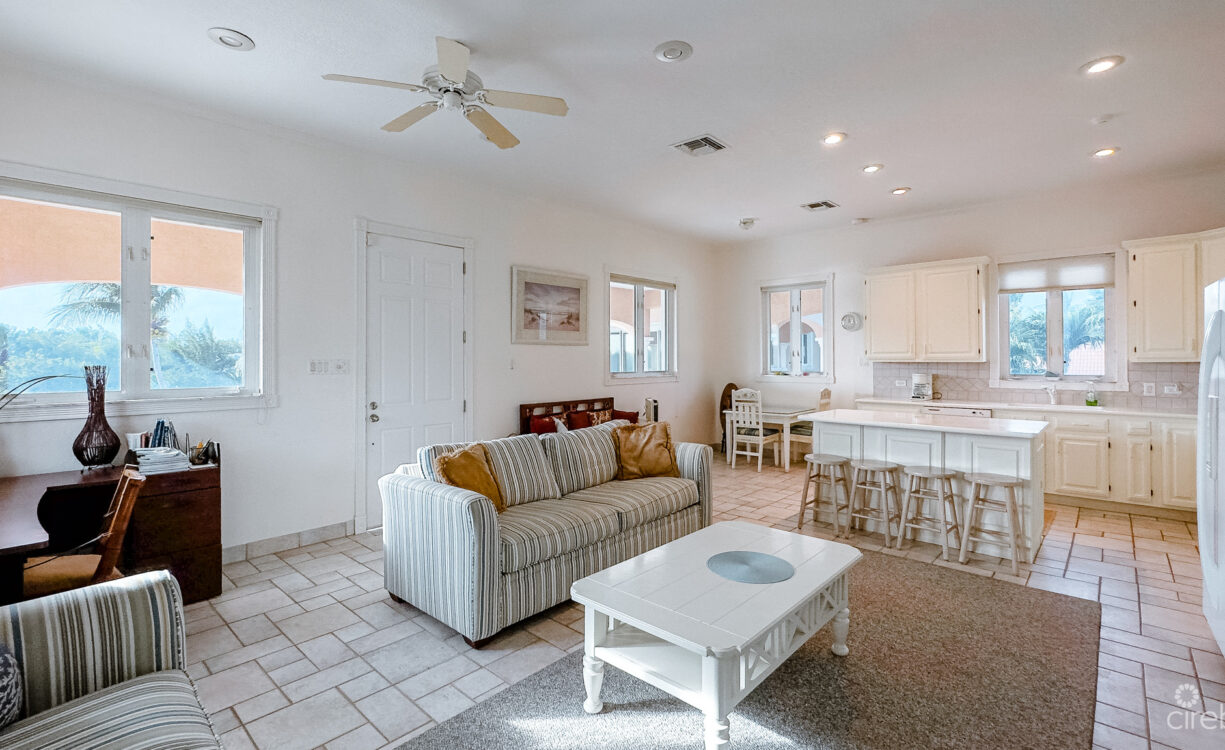 YACHT CLUB CANAL FRONT HOME