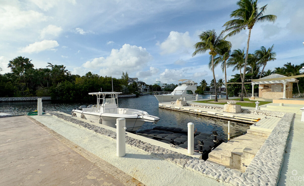 YACHT CLUB CANAL FRONT HOME