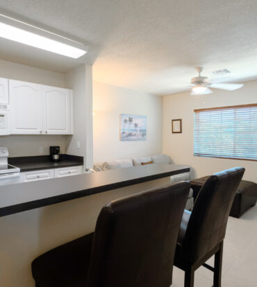 LAKESIDE 1 BED / 1 BATH
