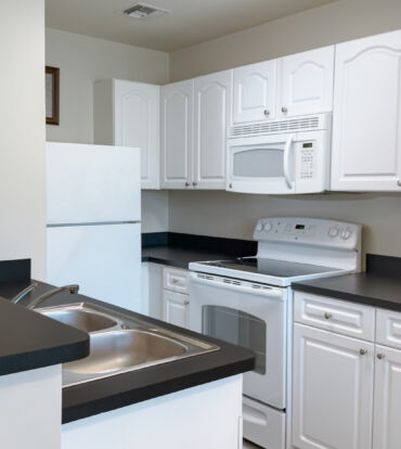 LAKESIDE 1 BED / 1 BATH
