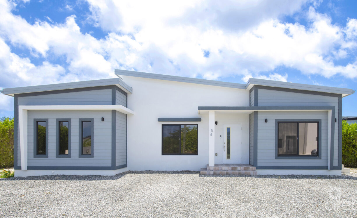 MODERN 3 BED, 3 BATH SINGLE FAMILY HOME. WITH ADDED OFFICE/DEN.